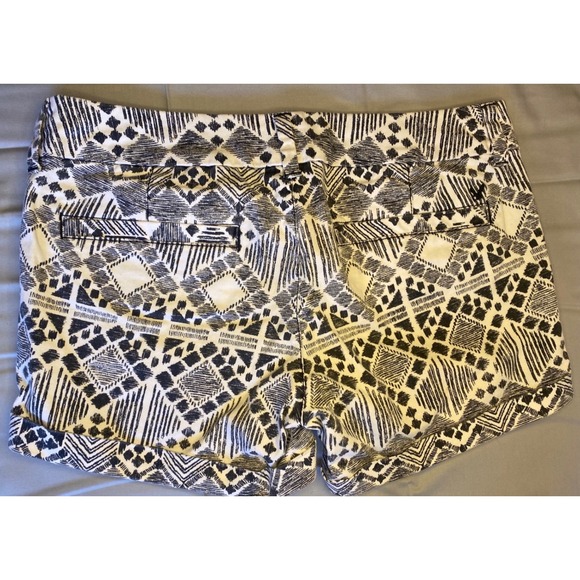 American Eagle Midi Shorts Women's 4 Black White Geometric Tribal Print Stretch - Picture 2 of 7